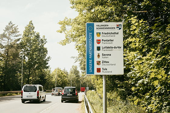 Schilder wie dieses am Ortseingang von Villingen-Schwenningen weisen auf die Partnerstädte hin.