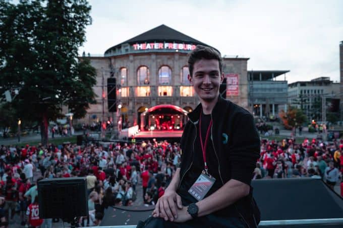 Blick vom Technikpult auf die Feier für die Profis des SC Freiburg nach dem Pokalfinale vor dem Freiburger Theater.