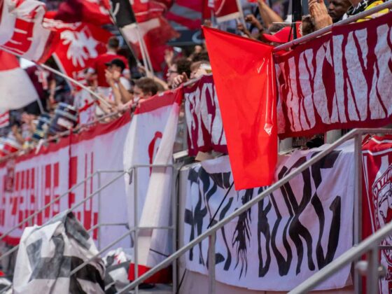 Blick auf die Fankurve beim letzten Heimspiel der vergangenen Saison. Foto: Santiago Fanego