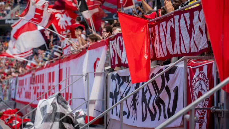 Blick auf die Fankurve beim letzten Heimspiel der vergangenen Saison. Foto: Santiago Fanego