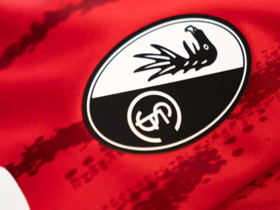 Das Heimtrikot des SC Freiburg in der Saison 24/25. Foto: Lorenz Hornek