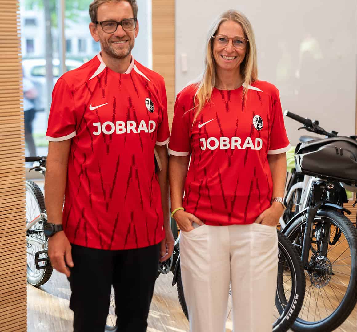 Jobrad-Gründer Ulrich und Sandra Prediger in den neuen Trikots. Foto: Lorenz Hornek