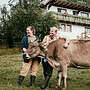 Matthias Hang und Evelyn John haben sich den Traum vom eigenen Hof mit Käserei erfüllt. Foto: Alex Dietrich