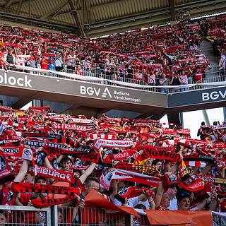 Schals in die Höhe: Die Fans des SC Freiburg singen das Badnerlied vor Beginn des letzten Heimspiels der vergangenen Saison. Foto: Santiago Fanego