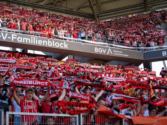 Schals in die Höhe: Die Fans des SC Freiburg singen das Badnerlied vor Beginn des letzten Heimspiels der vergangenen Saison. Foto: Santiago Fanego