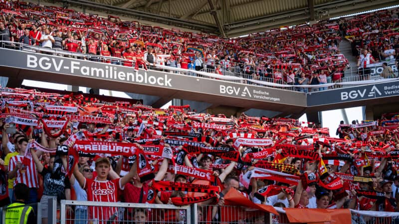 Schals in die Höhe: Die Fans des SC Freiburg singen das Badnerlied vor Beginn des letzten Heimspiels der vergangenen Saison. Foto: Santiago Fanego