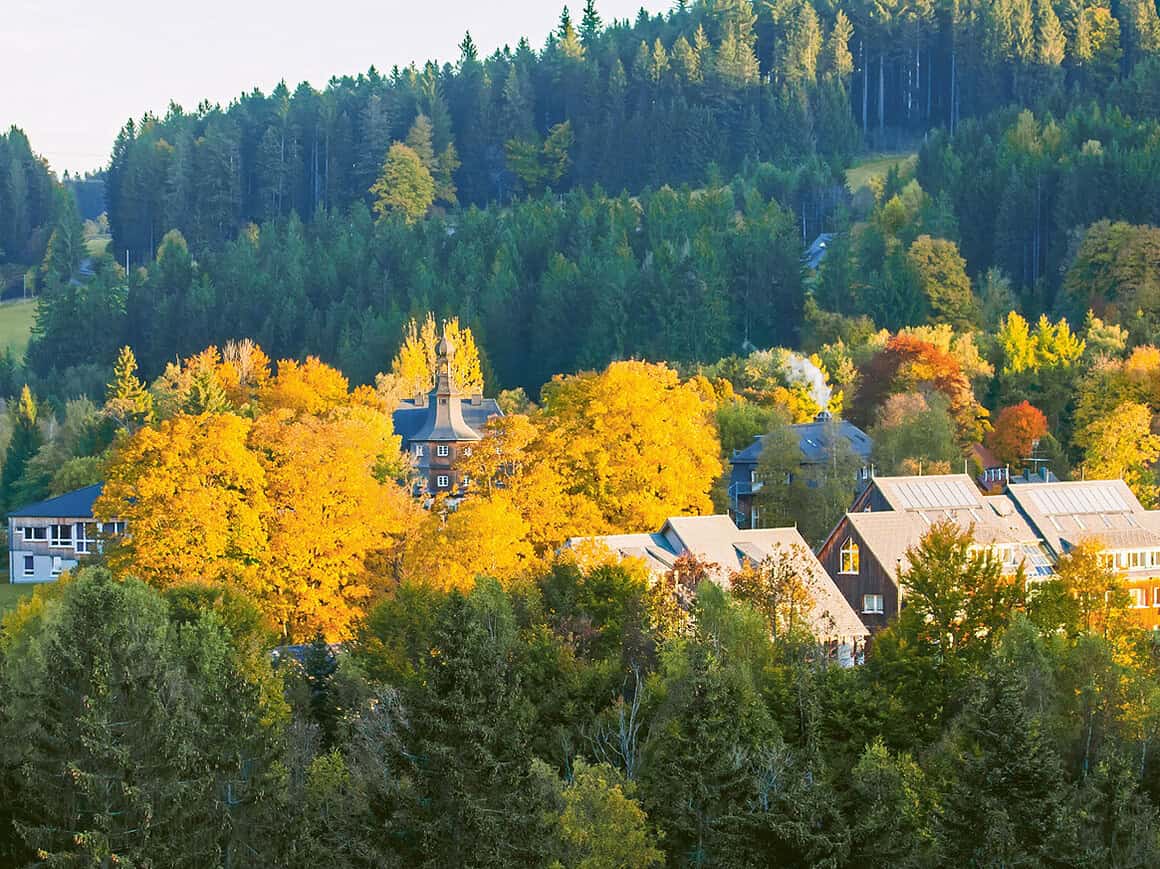 Wie in einem Dorf um die Kirche liegen die verschiedenen Gebäude um das Haupthaus mit dem Türmchen.